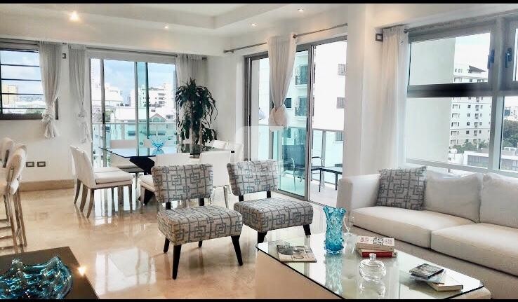 Moderno Apartamento en Piantini con Vista al Parque